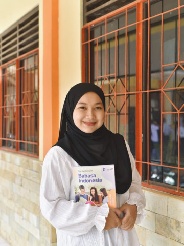 Desti Pratiwi, S.S., Gr